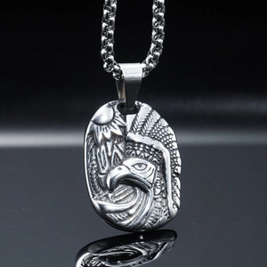 Collier avec pendentif aigle en acier inoxydable pour homme avec totem soleil et reflets