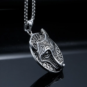 Collar colgante de cabeza de lobo vikingo en acero inoxidable con grabados runas