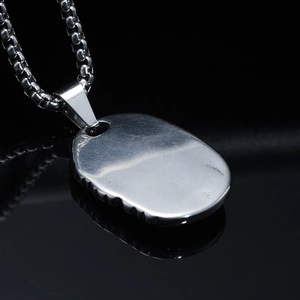 Pendentif industriel en acier inoxydable pour homme avec bord texturé et chaîne box