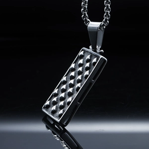 Pendentif carré en acier titane avec texture rivets pour hommes sur chaîne box