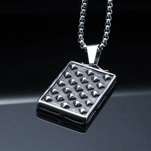 Pendentif rectangulaire en acier inoxydable avec clous pyramides et chaîne à mailles