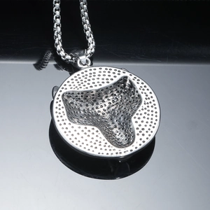Colgante tótem de lobo vikingo en acero inoxidable plateado con cadena de caja de metal