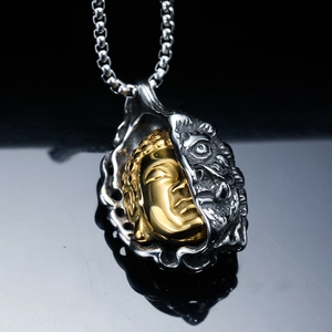 Détail du pendentif double face Bouddha et Démon sur une chaîne en acier robuste