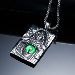 Collier gothique punk avec œil de démon vert et relief en acier inoxydable vieilli