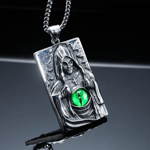 Vue macro du pendentif punk gothique corbeau avec détail de l'œil de diable vert émeraude