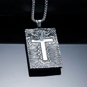 Pendentif rectangulaire punk gothique en acier inoxydable avec croix et texture