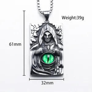 Pendentif gothique punk faucheuse en acier titane avec incrustation d'œil de chat vert