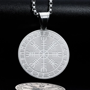 Pendentif boussole Vegvisir viking en acier inoxydable avec runes nordiques sur fond noir