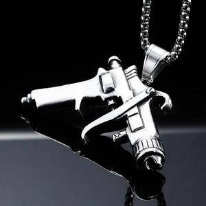 Detalle macro de un colgante de pistola de acero inoxidable estilo punk plateado