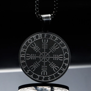 Détail macro du pendentif boussole Viking Vegvisir en acier inoxydable noir et runes