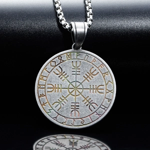 Vue détaillée d'un pendentif boussole Viking vintage en acier avec gravures de runes