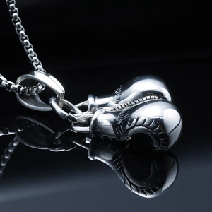 Macro de pendentifs de gants de boxe en acier inoxydable poli avec texture de couture