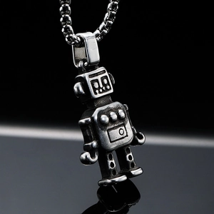 Macro di un ciondolo a forma di robot vintage in acciaio inossidabile con catena a maglia