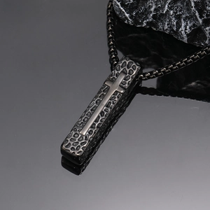 Collana con pendente a croce in acciaio inossidabile nero con trama martellata unica