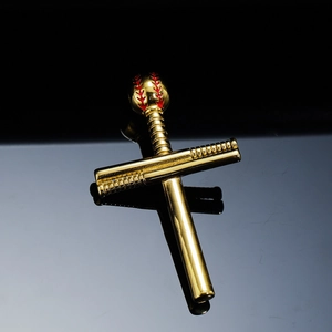 Gouden roestvrijstalen baseball kruis hanger met knuppels en rode stiksels op zwarte basis