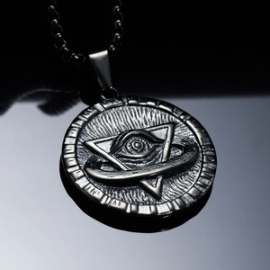Collana con ciondolo Occhio della Provvidenza in acciaio titanio e incisione vintage