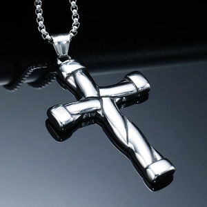 Pendentif croix en acier inoxydable poli avec design texturé sur surface réfléchissante noire