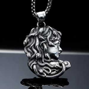 Collier Pendentif en Relief Tête de Méduse Rétro pour Hommes Femmes Mythologie Grecque Cheveux de Serpent Bijoux en Acier