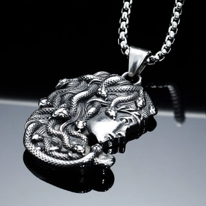 Pendentif Méduse rétro en acier inoxydable avec chaîne vénitienne sur fond noir