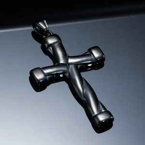 Pendentif croix en acier inoxydable noir avec texture tressée sur fond miroir sombre