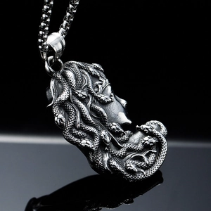 Collier avec pendentif Méduse vintage en acier inoxydable avec finition argentée rétro