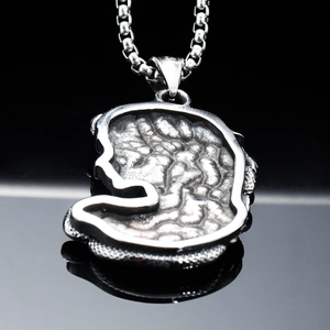 Pendentif Méduse vintage en argent avec texture lave et chaîne à billes polie style gothique