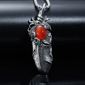 Collier Pendentif Plume en Acier Titane Vintage Avec Pierre Gemme Rouge Incrustée Collier Chaîne Box pour Homme Femme Bijoux