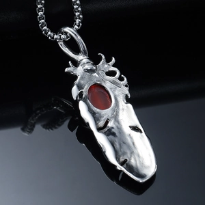 Collier plume en acier argenté vintage avec un grand pendentif ovale en pierre rubis