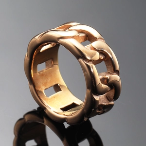 Minimalist rose gold Cuban link ring with a polished finish on a black reflective surface