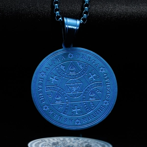 Detailaufnahme des blauen Hexagramm-Talismans aus Edelstahl mit stabiler Box-Halskette