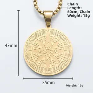 Colgante brújula vintage de acero dorado con una cadena de eslabones cuadrados