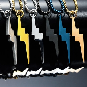 Collier avec Pendentif Éclair en Acier Inoxydable Bijoux Forme Éclair Géométrique pour Hommes Femmes Style Punk