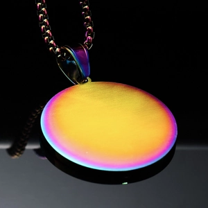 Detailansicht des irisierenden Stern-Anhängers mit Regenbogen-Finish und Box-Kette