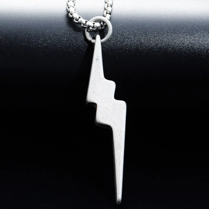Vue macro d'un pendentif éclair en acier inoxydable mat avec chaîne vénitienne