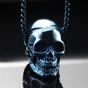 Pendente teschio gotico in acciaio inossidabile blu iridescente con catena a sfere