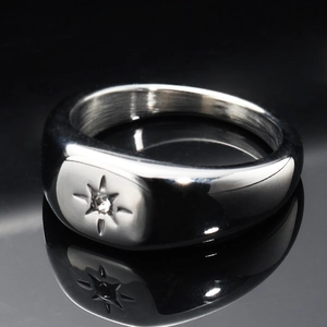 Bague chevalière en acier poli avec gravure étoile et cristal de zircon au centre