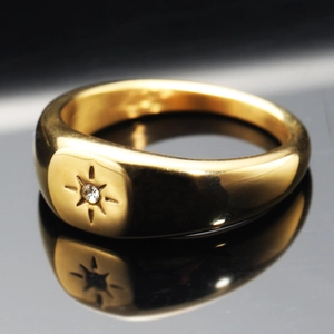 Chevalière en acier doré avec gravure étoile polaire et petit accent diamanté