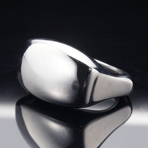 Bague large en acier inoxydable poli avec finition miroir sur un fond noir élégant