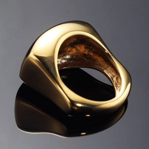 Bague large minimaliste en acier inoxydable doré avec finition polie et texture martelée
