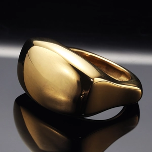 Bague selle minimaliste en acier inoxydable doré poli avec finition miroir sur fond noir