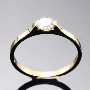 Minimalistischer 18K vergoldeter Edelstahlring mit einem einzelnen Rundschliff-Diamantbesatz