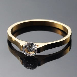 Minimalistischer goldener Titanstahlring mit rundem Zirkonia und flachem Design