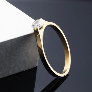 Minimalistischer Ring aus goldenem Titanstahl mit funkelndem Zirkonia im Ovalschliff