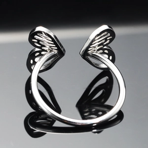 Bague ouverte papillon en argent poli avec des ailes au design délicat pour femme