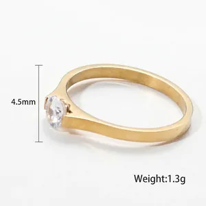 Minimalistischer goldener Titanstahlring mit einem 4,5 mm runden Zirkonia-Inlay