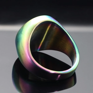 Vista macro del anillo de acero de titanio arcoíris con textura metálica cepillada y estilo punk