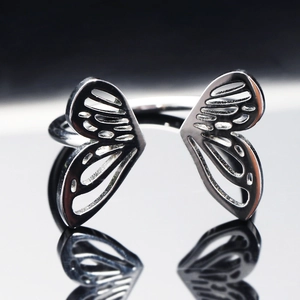 Bague ouverte ailes de papillon en acier inoxydable avec motif ajouré poli