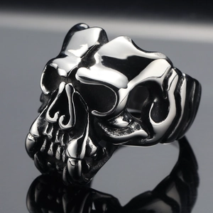 Gothic skull ring in vintage stainless steel with high-polished fangs and detailed texture