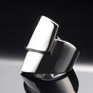 Anello geometrico in acciaio inossidabile lucido con design moderno e minimalista unisex