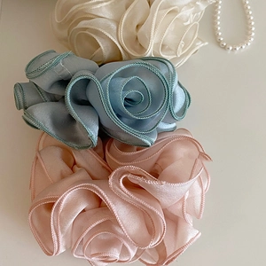 Set di elastici per capelli con rose in mesh nei colori rosa, blu e crema